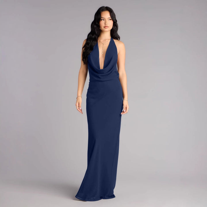 Elegant blå halterneck maxikjole for kvinner, perfekt som festkjole eller selskapskjole.