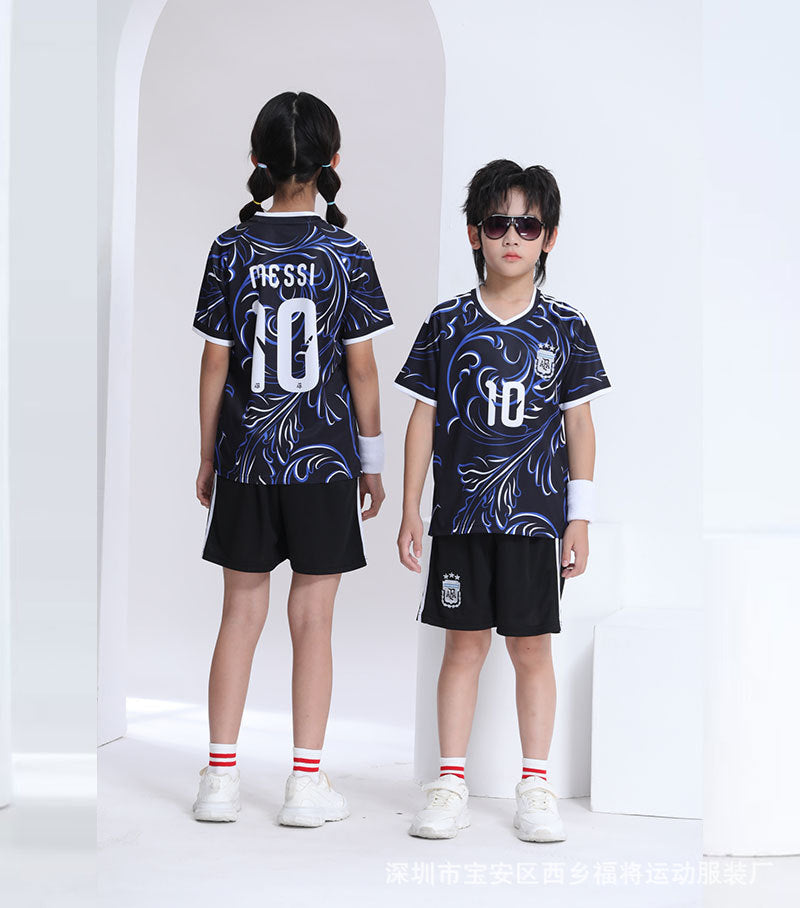 Komplett fotballdrakt for barn. Myk trøye og shorts, perfekte sportsklær for unge fotballspillere.