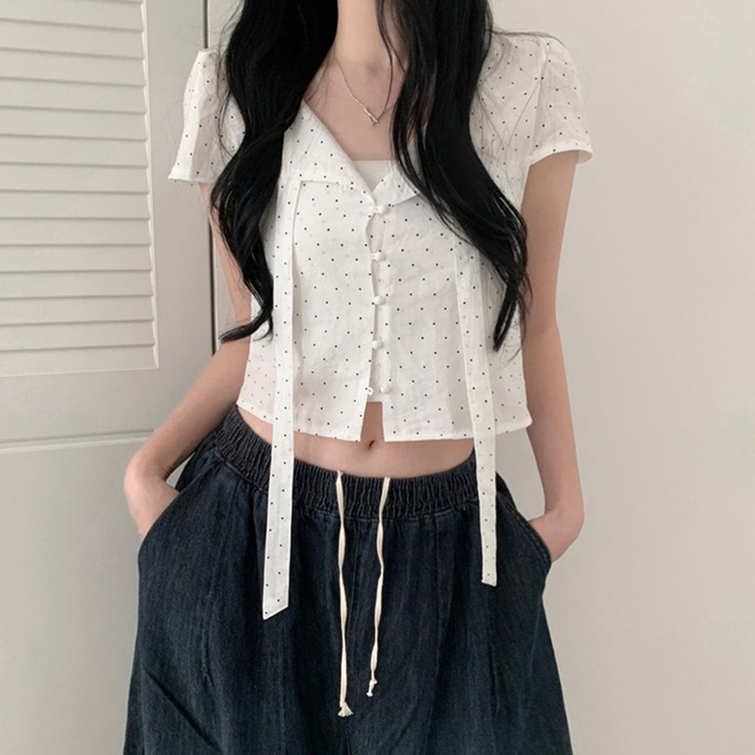Elegant prikket bluse for kvinner, kortermet design. En stilig og casual dameskjorte for varmere dager.