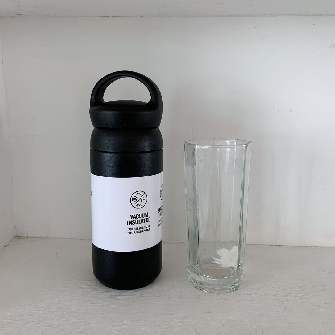 Svart 350ml isolert vannflaske i rustfritt stål for kvinner med ergonomisk håndtak, perfekt for kontor og trening.