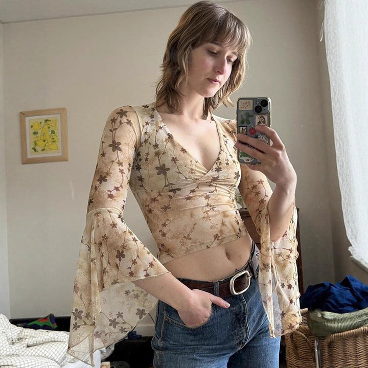 Elegant hvit dame spissbluse med feminine volangdetaljer, langermet, perfekt for festantrekk.