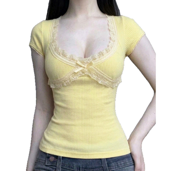 Trendy gul ribbestrikket topp med lang erme og dyp spetsutringning, perfekt for en stilig look.