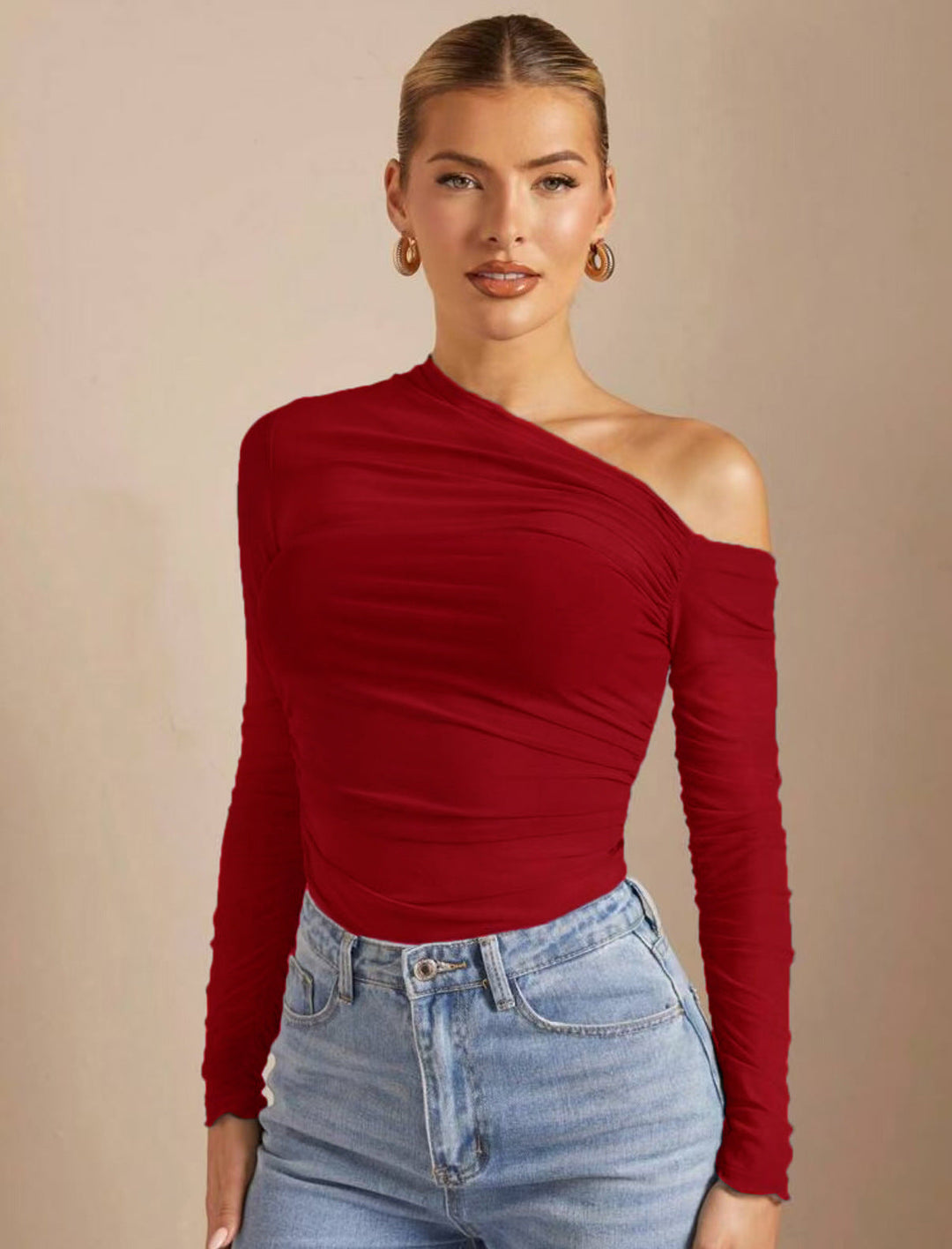 Dame-bodysuit, langermet, asymmetrisk med rynker; perfekt for både hverdag og festantrekk.