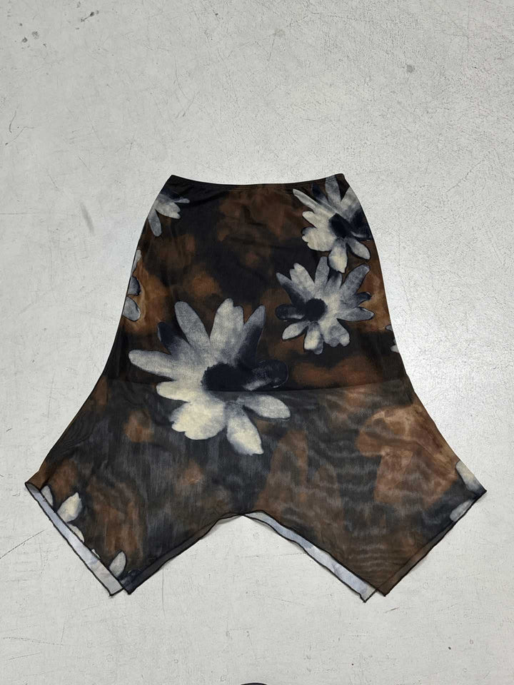 Moderne dame i elegant blomstret midi skjørt, kombinerer stil og komfort for en chic sommerlook.