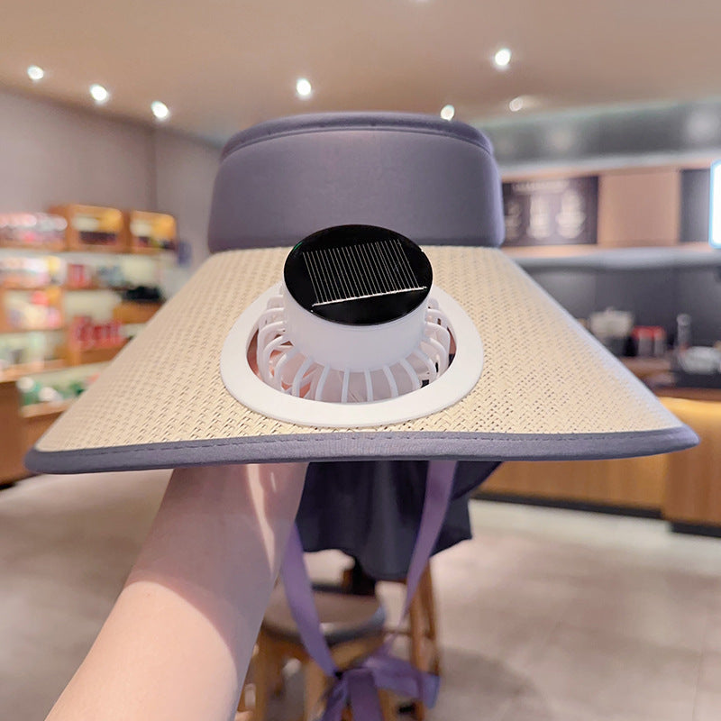 Unisex solhatt med vifte, sett forfra, viser den integrerte viften og den brede skyggen. UV-beskyttelse.
