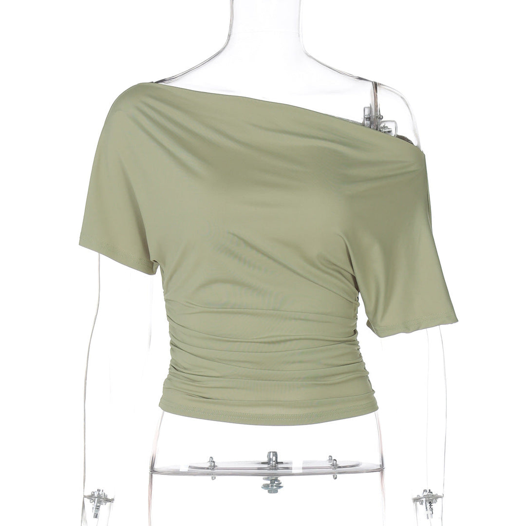 Dametopp med asymmetrisk hals, rynker og elegant drapering for en moderne look. Perfekt for kvinnemote.