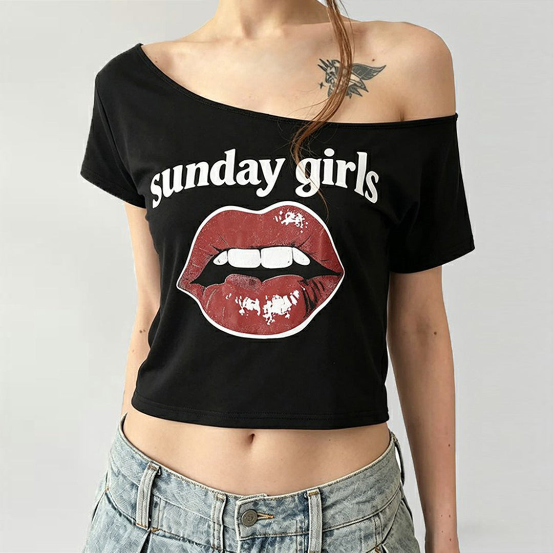 Casual kort dame topp med unikt leppemotiv. Ideell for sommerdager og fritidsbruk, trendy stil.