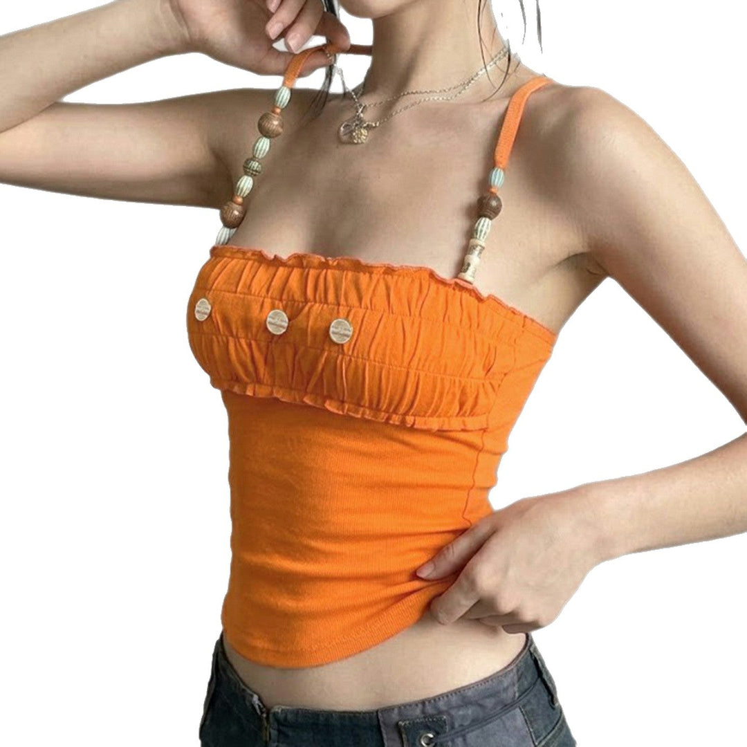 Oransje dametopp med flytende volanger og pene tynne stropper, en lett sommertopp.
