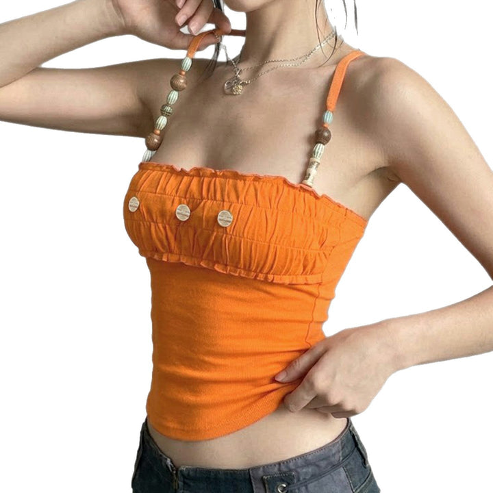 Oransje dametopp med flytende volanger og pene tynne stropper, en lett sommertopp.