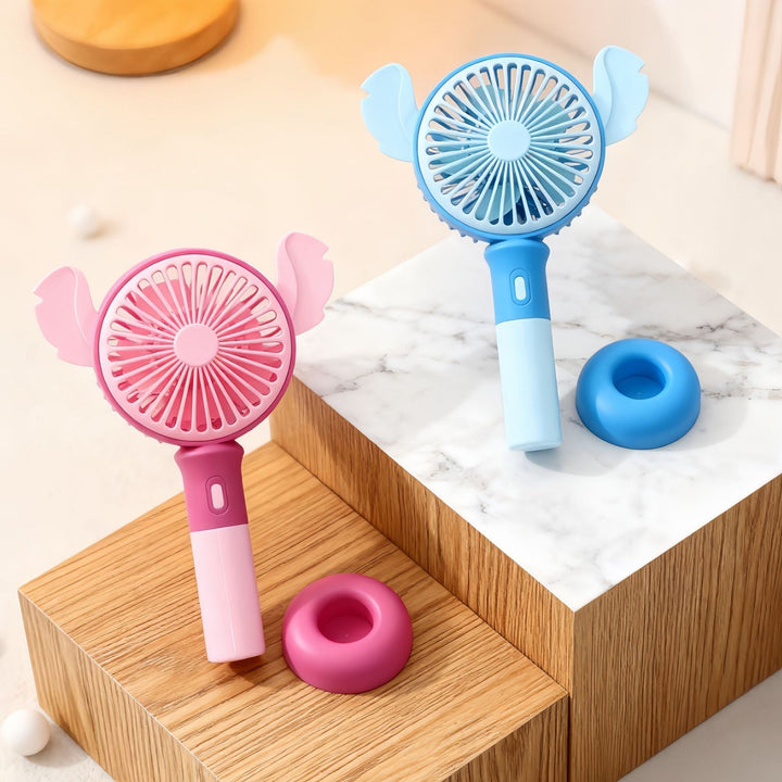 Kjølig brise med denne søte, bærbare håndviften. Perfekt sommergadget for kontor, reise eller strand. USB-ladbar.