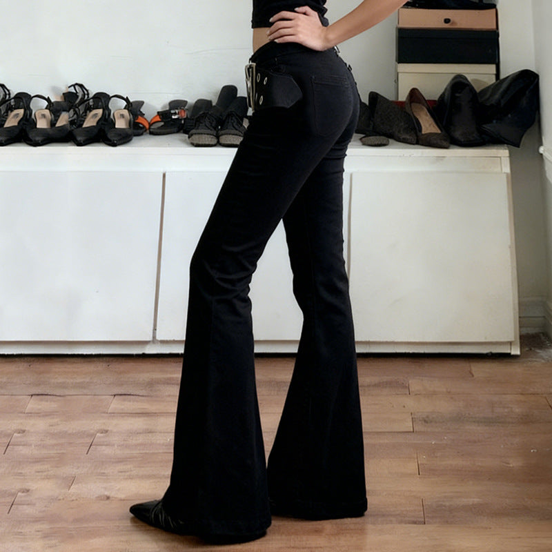 Svarte damejeans med høyt liv og utsvingte ben. Mote-flared jeans med belte for en elegant stil.