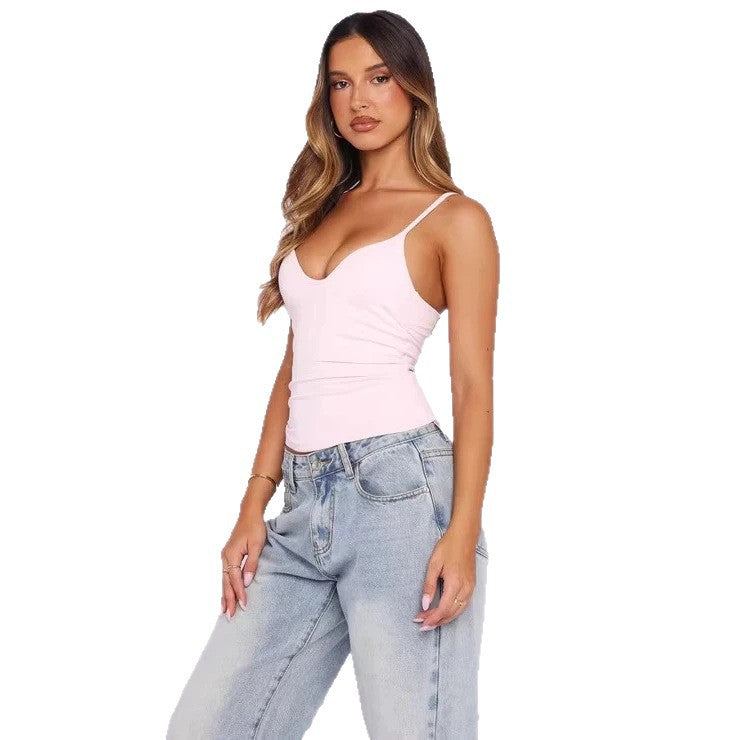 Allsidig dame topp; figurnær tanktop med v-hals og brede stropper. Perfekt for både hverdagsbruk og fest.