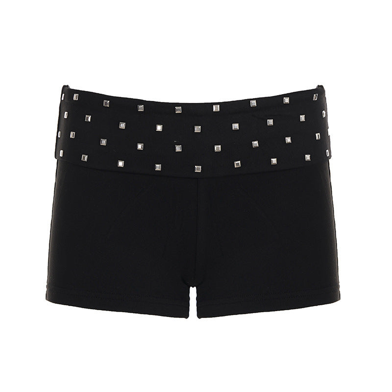 Sommerlig svarte shorts for kvinner, med elegante glitrende steiner for et chic uttrykk.