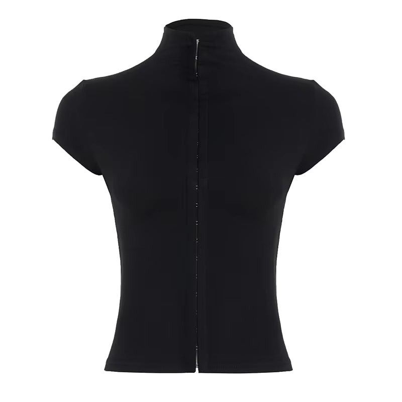 Modell iført figursydd grønn sporty t-skjorte med høy hals, kortermet, for trening og fritid.