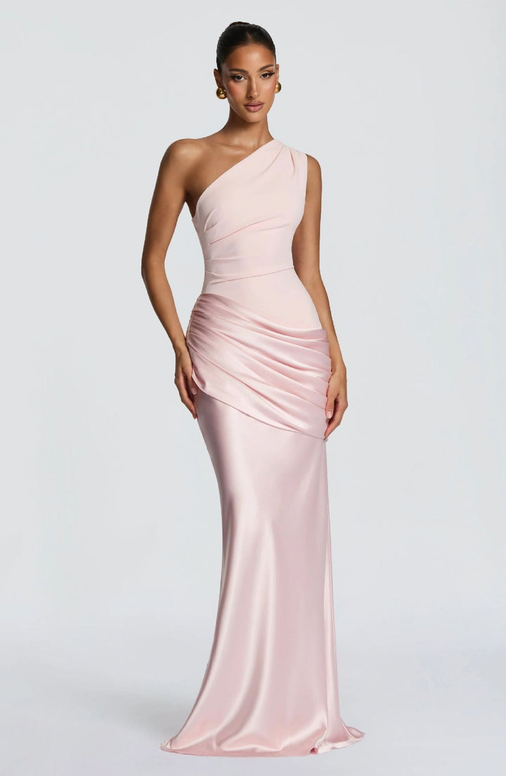 Elegant drapert kveldskjole for kvinner, perfekt for fest. Tettsittende off-shoulder design i lyseblå.
