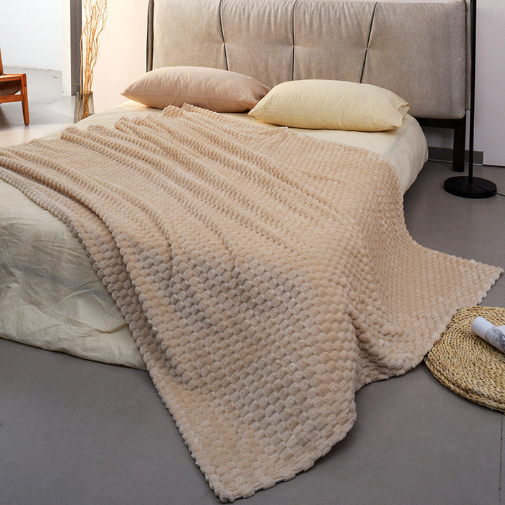 Mykt beige kosepledd i fuskepels, ideelt kastepledd for stue eller soverom. Gir varme og hygge til hjemmet.