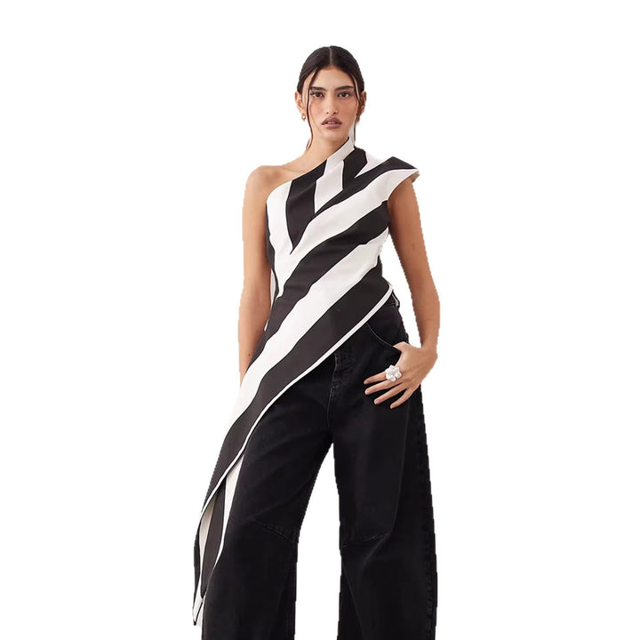 Dame sommer topp: Asymmetrisk stripete overdel som fremhever en moderne og elegant stil.