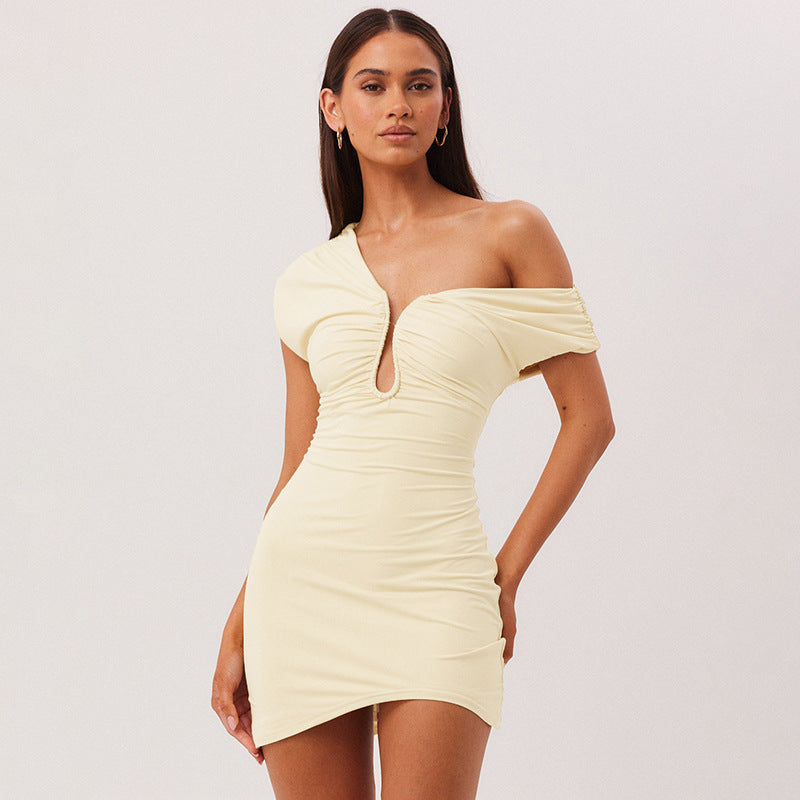 Kort damekjole med asymmetrisk snitt og volanger. En elegant minikjole for sommer og fest.