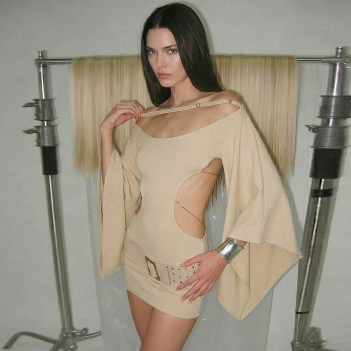 Komfortabel og moderne oversized kjole i khaki til dame, med elegante transparente detaljer. Ideell for hverdag og fest.