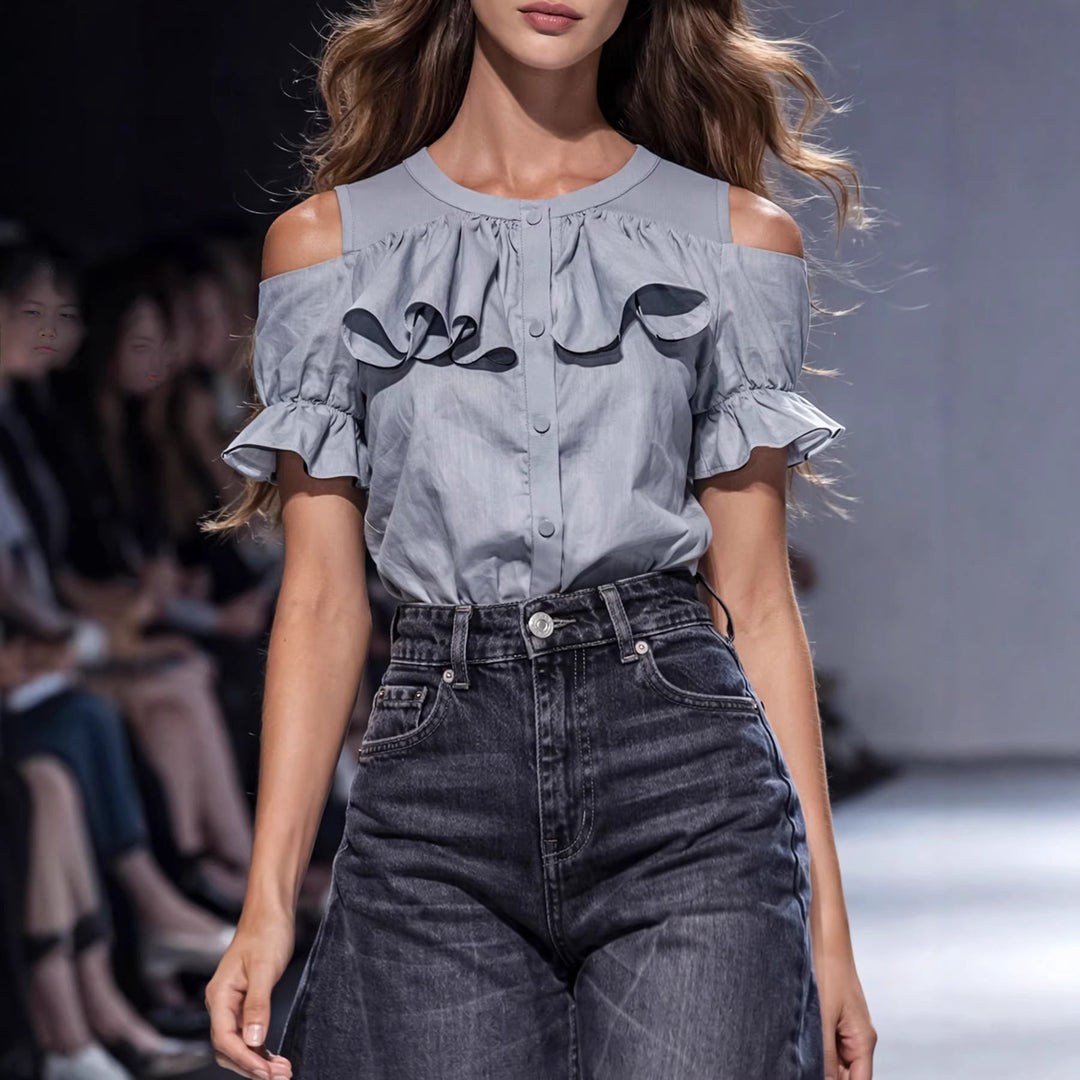 Elegant grå damebluse med moteriktige utskårne skuldre og volang. Allsidig topp for fritid, fest eller kontor.