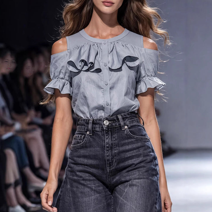 Elegant grå damebluse med moteriktige utskårne skuldre og volang. Allsidig topp for fritid, fest eller kontor.