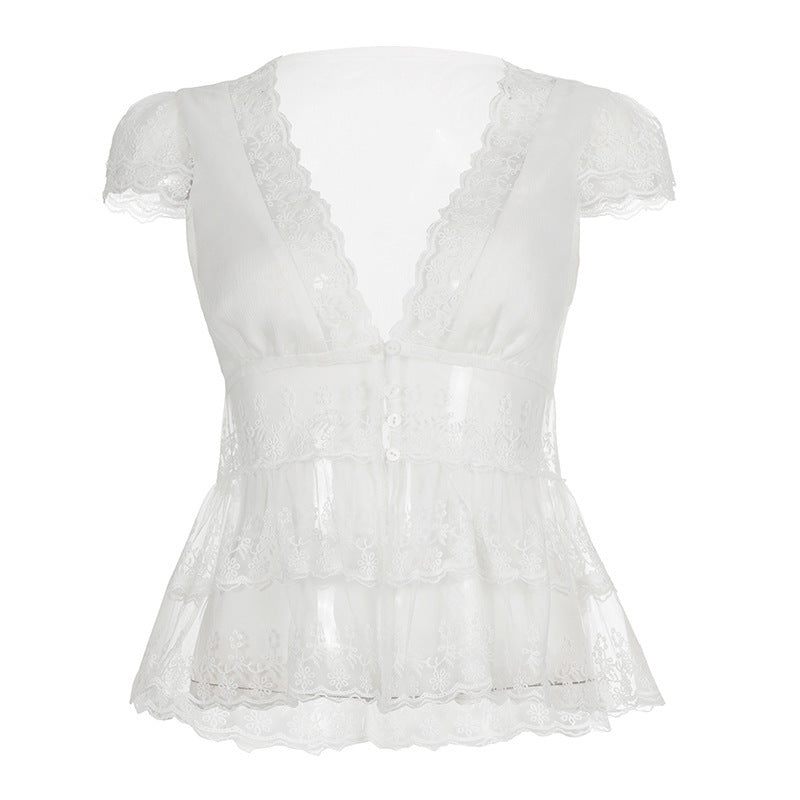 Trendy kvinnemote: Hvit V-hals bluse med elegante volanger. Et must for vårens garderobe.