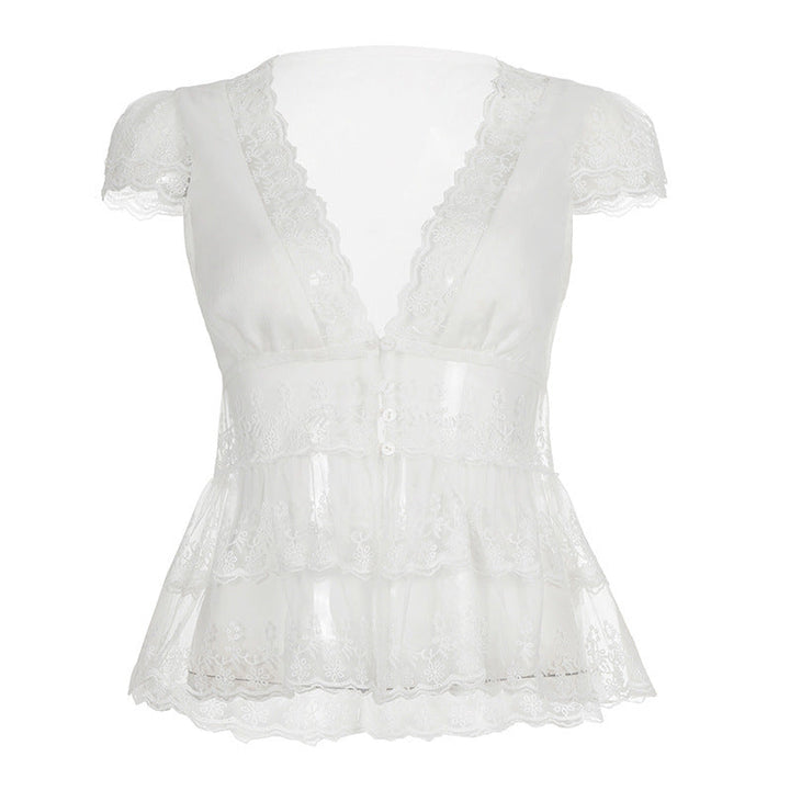 Trendy kvinnemote: Hvit V-hals bluse med elegante volanger. Et must for vårens garderobe.