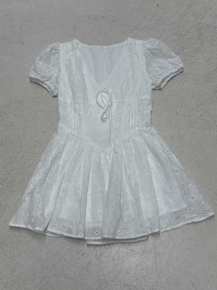Elegant V-hals sommerkjole i hvit med rysjer, korte ermer og et feminint snitt. Perfekt til enhver anledning.