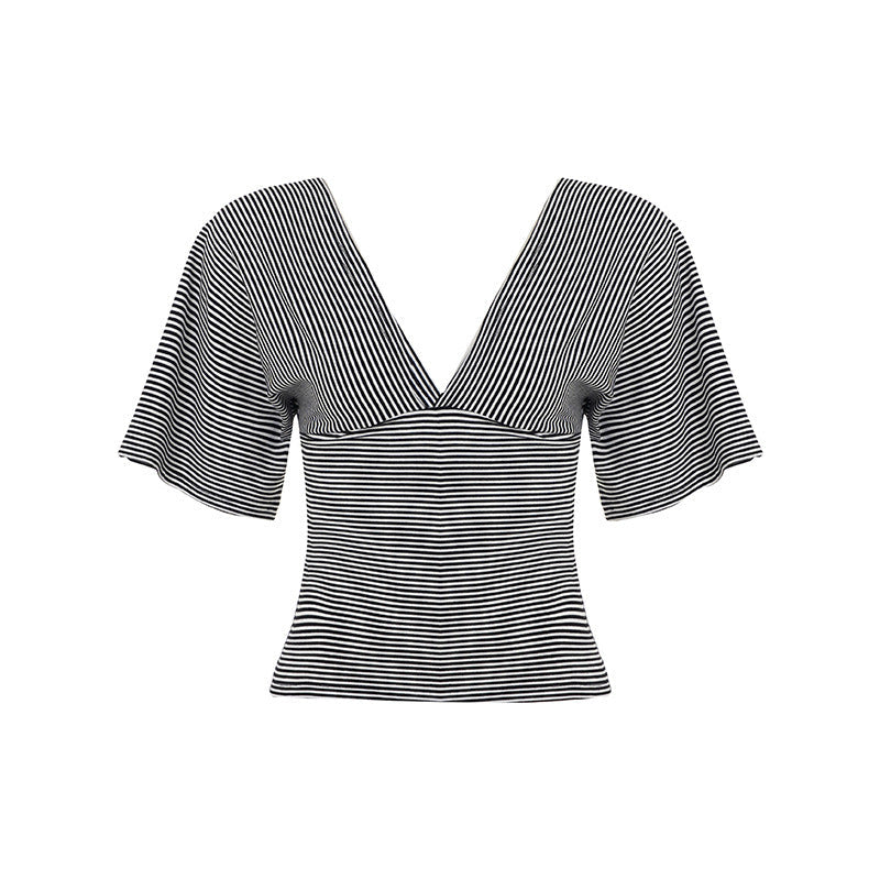 Moderne dame overdel med asymmetrisk kant, korte ermer og behagelig løs passform. Perfekt for casual look.