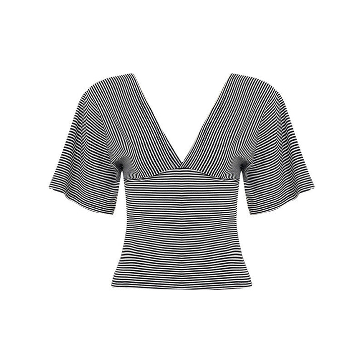 Moderne dame overdel med asymmetrisk kant, korte ermer og behagelig løs passform. Perfekt for casual look.
