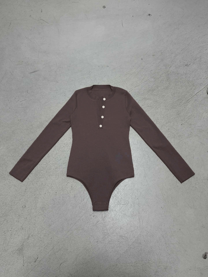 Khaki langermet dametopp i ribbet design med elegant knappeliste, en stilren basic til garderoben.