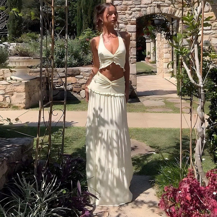Elegant hvit maxikjole med lekne cut-outs og volanger for kvinner, perfekt som sommerkjole.