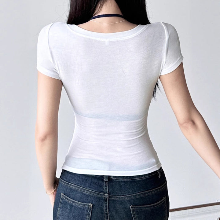 Sommerlig kortermet Henley-bluse for damer, mønstret i lys farge med en liten brystlomme.