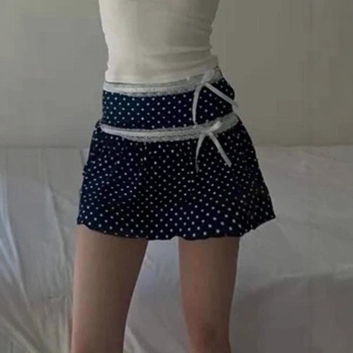 Modell iført trendy prikkete mini skjørt med volangkant, en komfortabel sommermote for damer. Fritid.