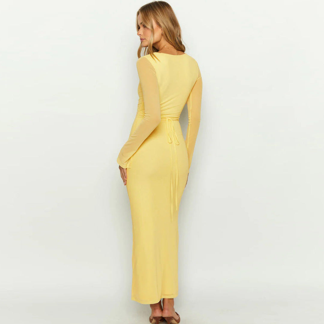 Gul sommerlig maxikjole med lekker dyp V-hals og lette, transparente ermer, ideell for cocktailparty.