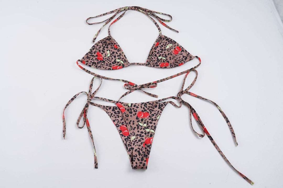 Trendy dame badetøy: triangel bikini med friskt dyremønster og flotte blomsterdetaljer. For en stilfull sommer.