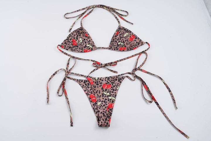 Trendy dame badetøy: triangel bikini med friskt dyremønster og flotte blomsterdetaljer. For en stilfull sommer.
