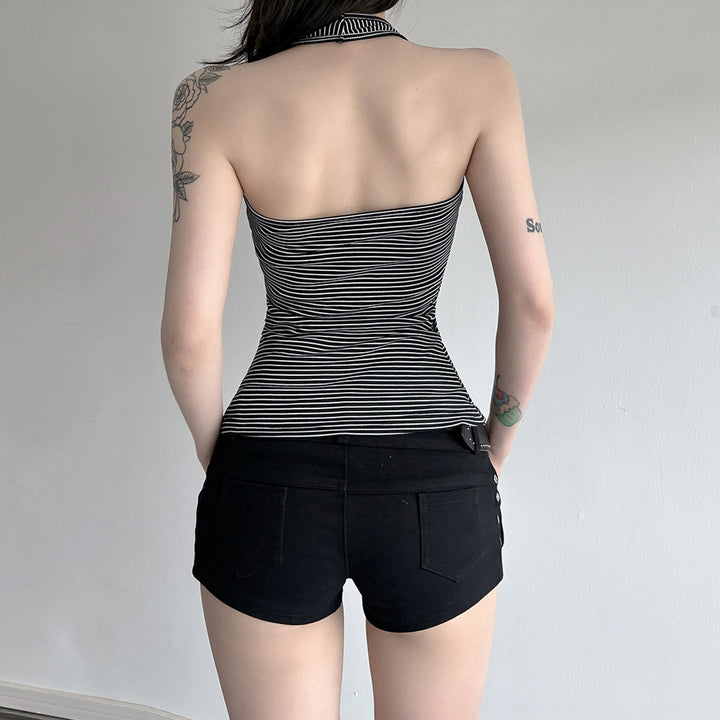 Stilig sporty haltertopp med brede fargede striper for damer. Trendy kvinnetopp for sommer, aktivitet og fritid.