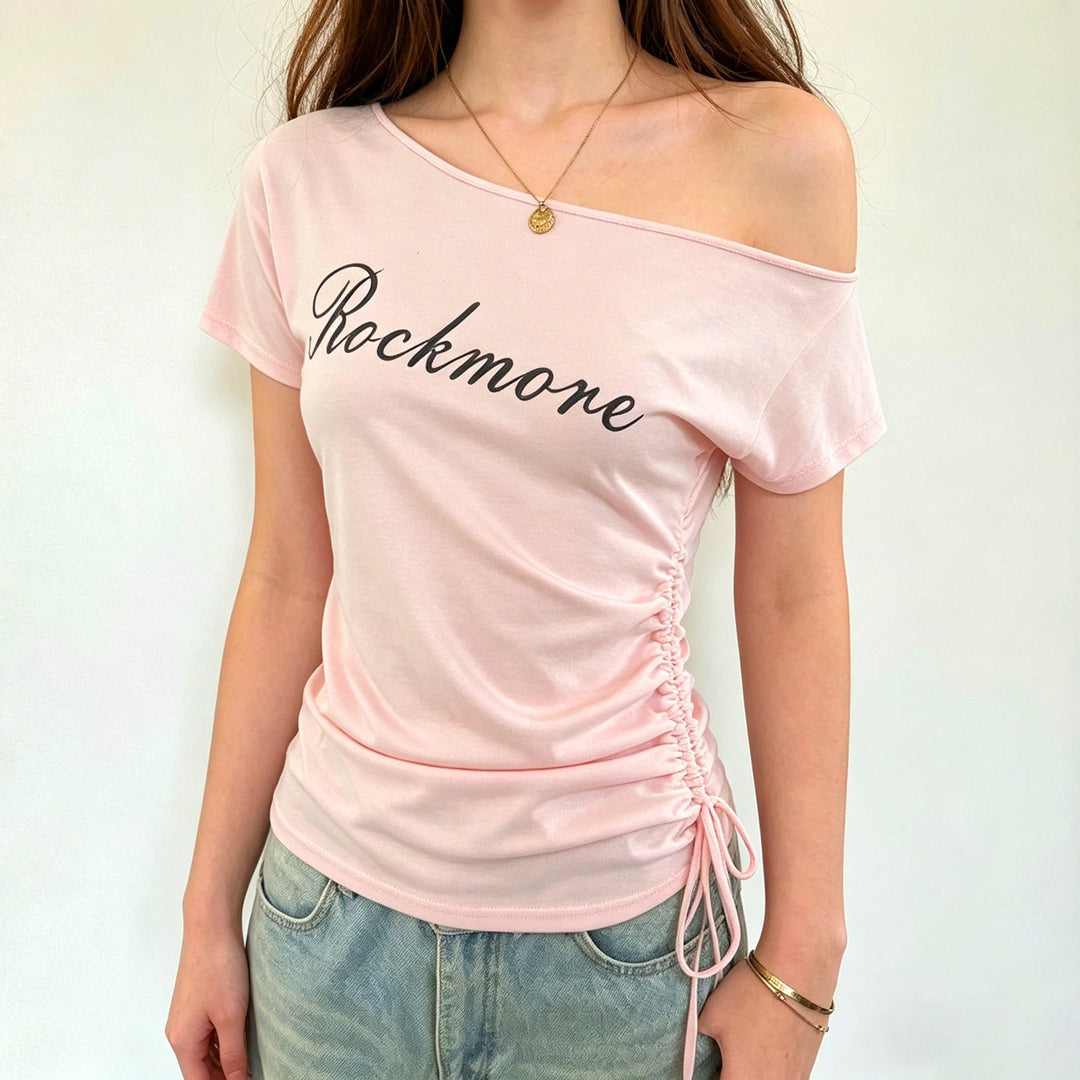 Rosa off-shoulder t-skjorte for damer med rynker og trendy trykk. Elegant sommer topp for kvinne mote.