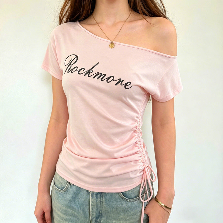 Rosa off-shoulder t-skjorte for damer med rynker og trendy trykk. Elegant sommer topp for kvinne mote.