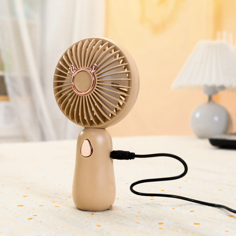 Ergonomisk rosa håndvifte med kraftig kjøling og praktisk USB-lading. Perfekt for varme dager.