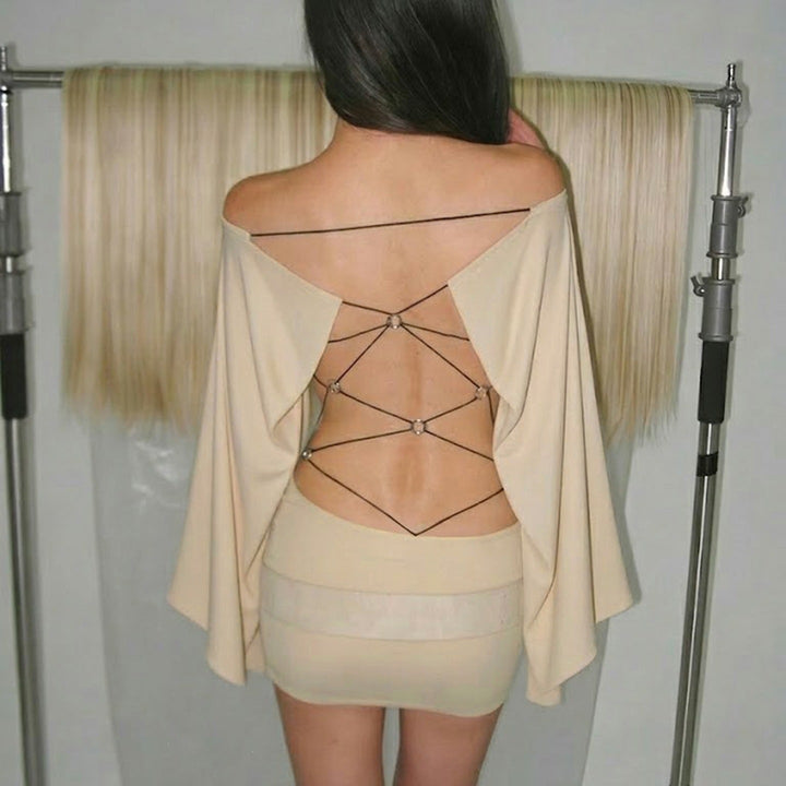 Chic vår/sommer festkjole i khaki til dame. Lang oversized design med transparente utsnitt for en moderne look.