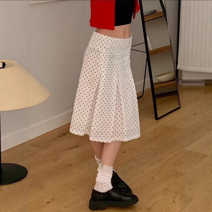 Lett og luftig dame sommerskjørt med prikker, et must for en stilfull sommergarderobe.