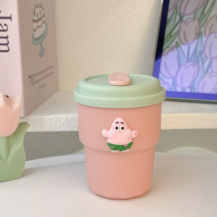 Rosa gjenbrukbar dame kaffekopp med praktisk lokk og morsomt design. Miljøvennlig reisekopp for din favorittkaffe.