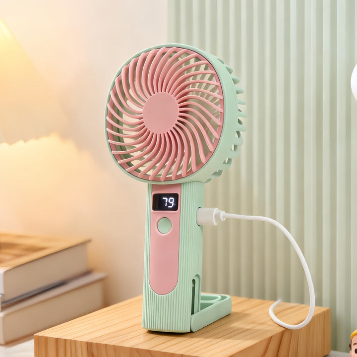 Håndholdt vifte i moderne design med digital skjerm som viser hastighet. Super til sommer og reise.