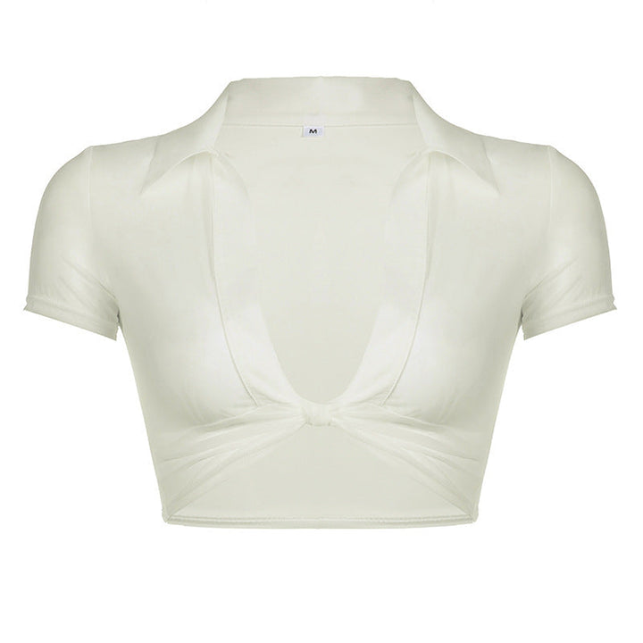 Hvit cropped damebluse med dyp V-hals og knutedetalj. Elegant og trendy sommerbluse for enhver anledning.