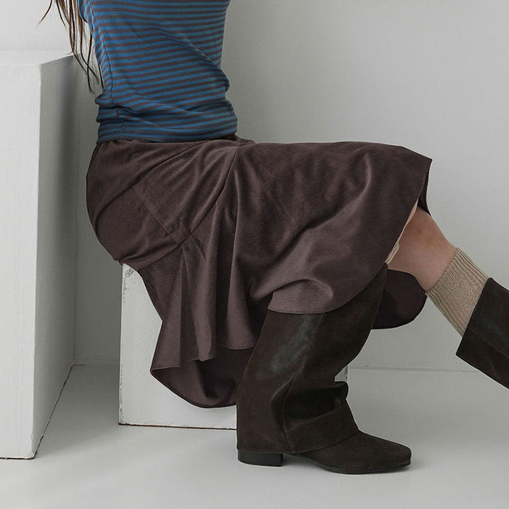 Vakkert brunt utsvingt dameskjørt. Mykt stoff og elegant fall, ideelt for en sofistikert stil.