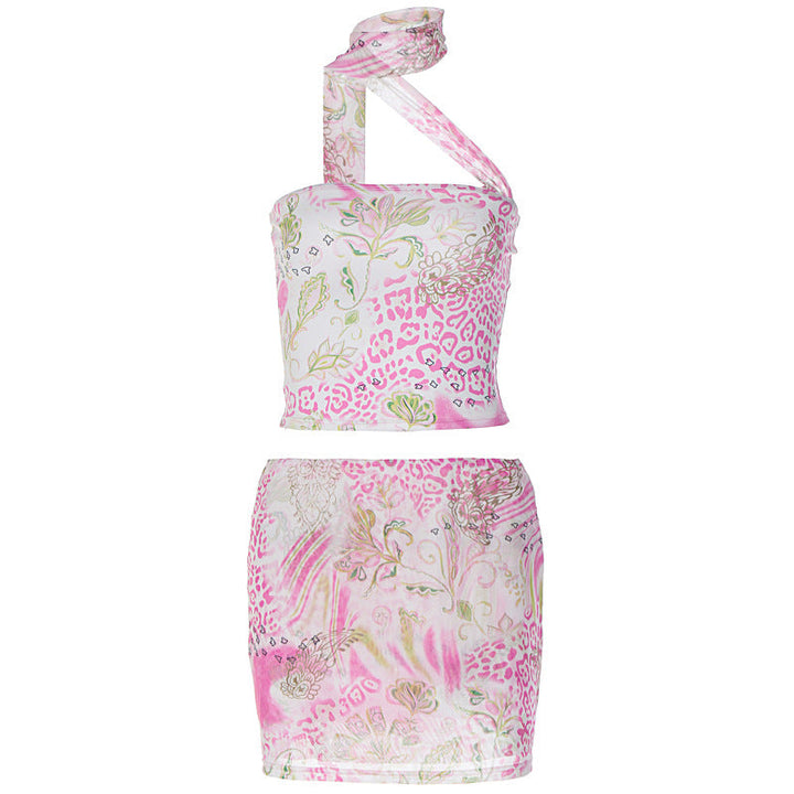 Sommerlig rosa minikjole med halterneck, blomstermønster. En elegant og figursydd festkjole for damer.