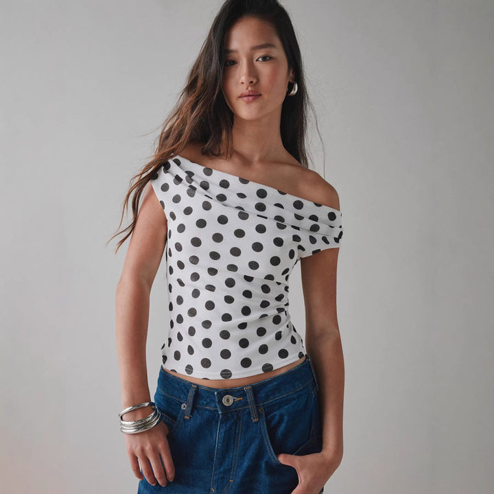 Hvit off-shoulder topp for dame, figursydd. Klassisk overdel for hverdag og fest, ideell sommermote.