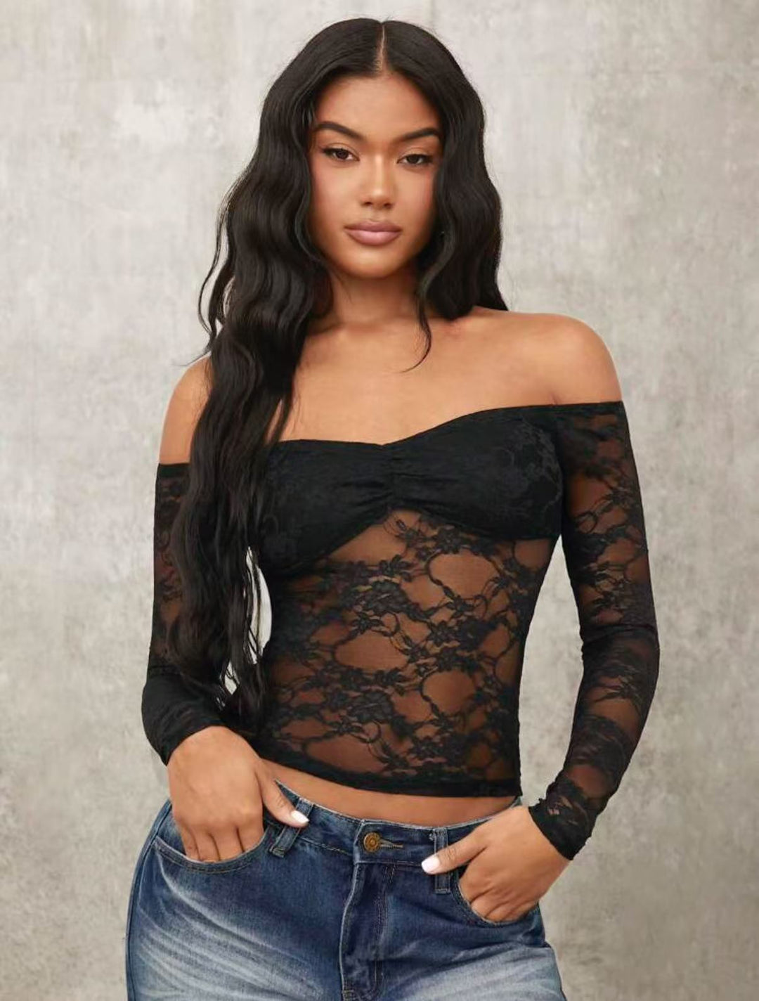 Off-shoulder festtopp for dame, lange ermer, delikat blomsterbroderi og gjennomsiktige detaljer i svart.